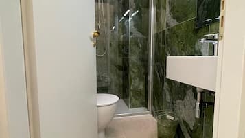COMFORT DOUBLE ROOM COURTYARD VIEW AIRCONDITIONING PRIVATE BATHROOM NOT IN ROOM(TURANDOT) | Salle de bain | Bidet