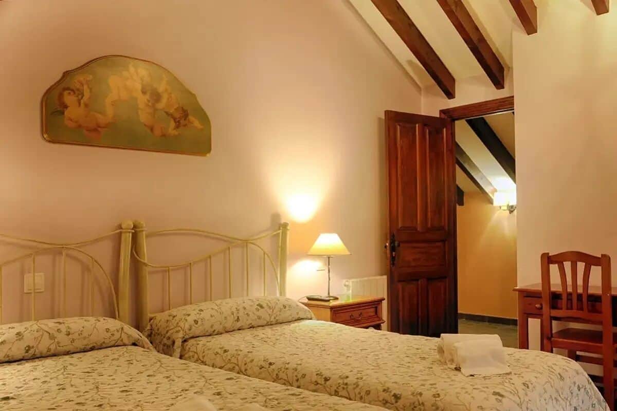 Triple Room | Desk, free WiFi