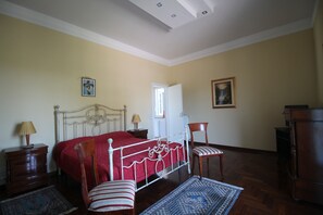 5 chambres, fer et planche à repasser, Wi-Fi, draps fournis