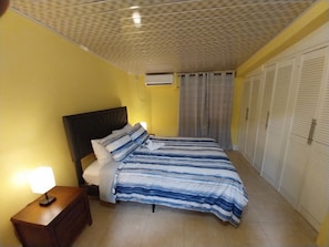 Appartement, uitzicht op zee | Verduisterende gordijnen, een strijkplank/strijkijzer, gratis wifi