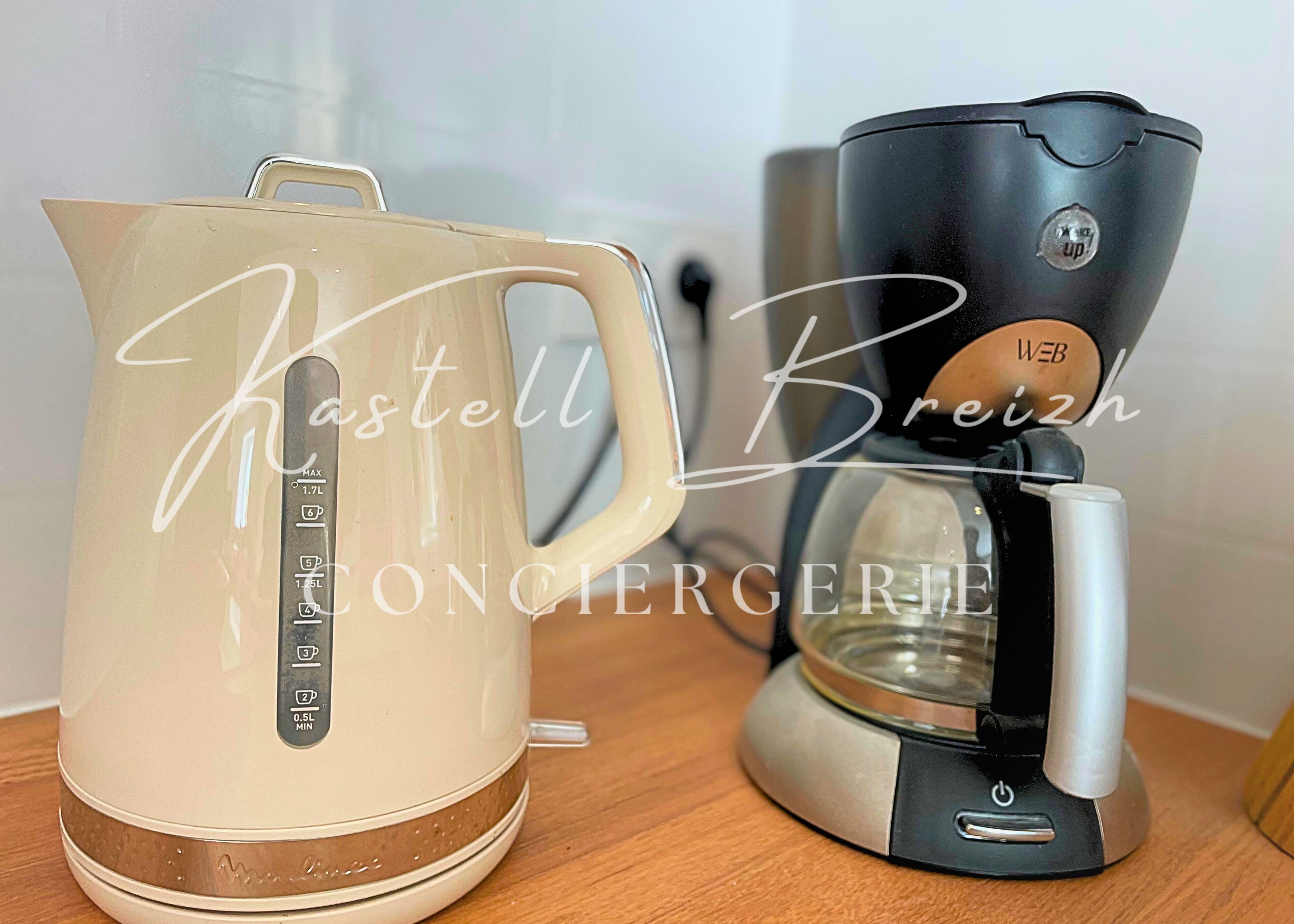 Een koffiezetapparaat en een waterkoker op een houten oppervlak.