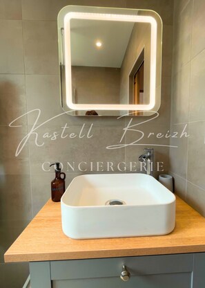 Douche, sèche-cheveux, serviettes fournies, savon