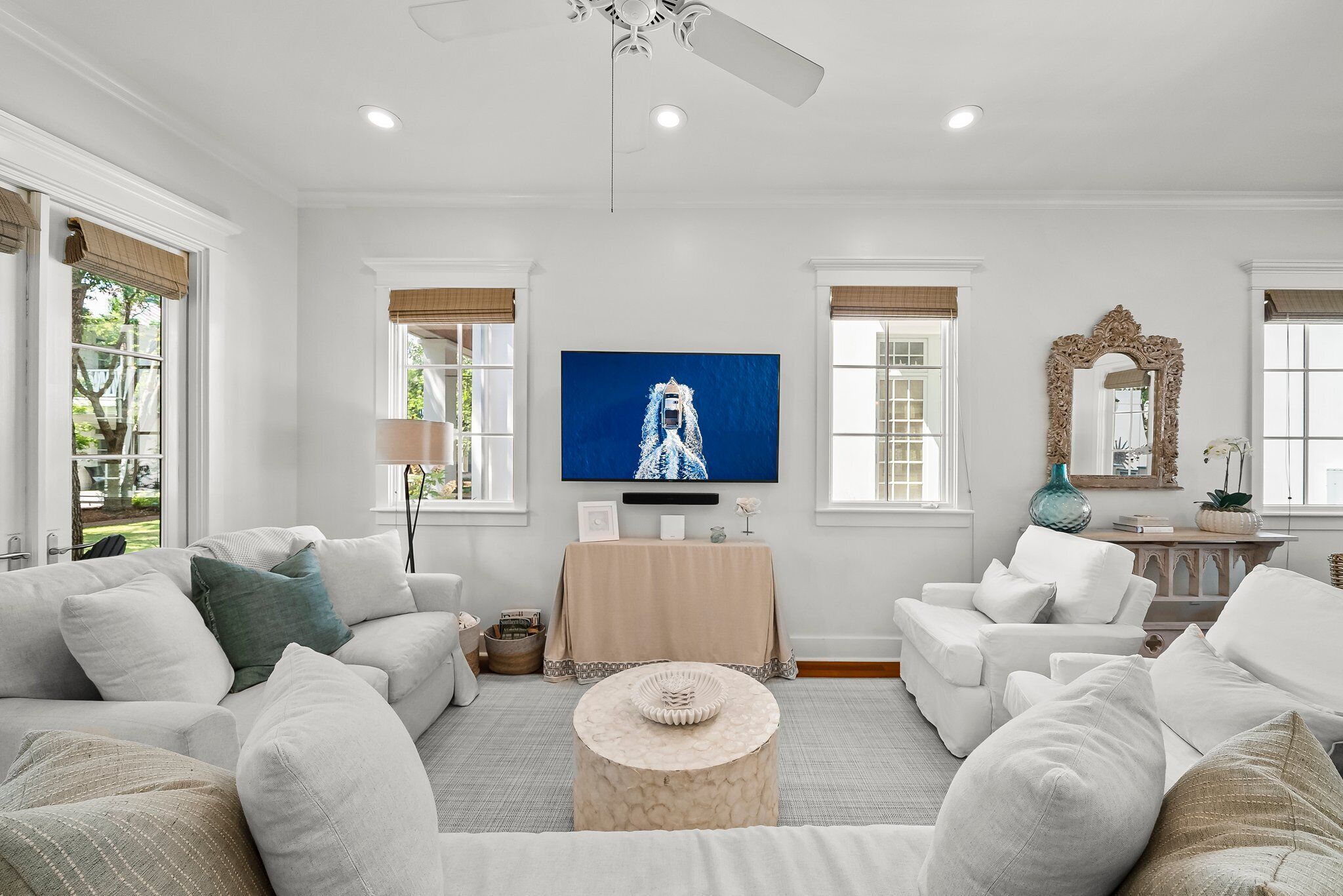 Smart TV, chimenea y estéreo 
