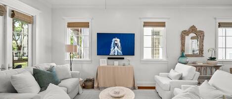 Smart TV, chimenea y estéreo