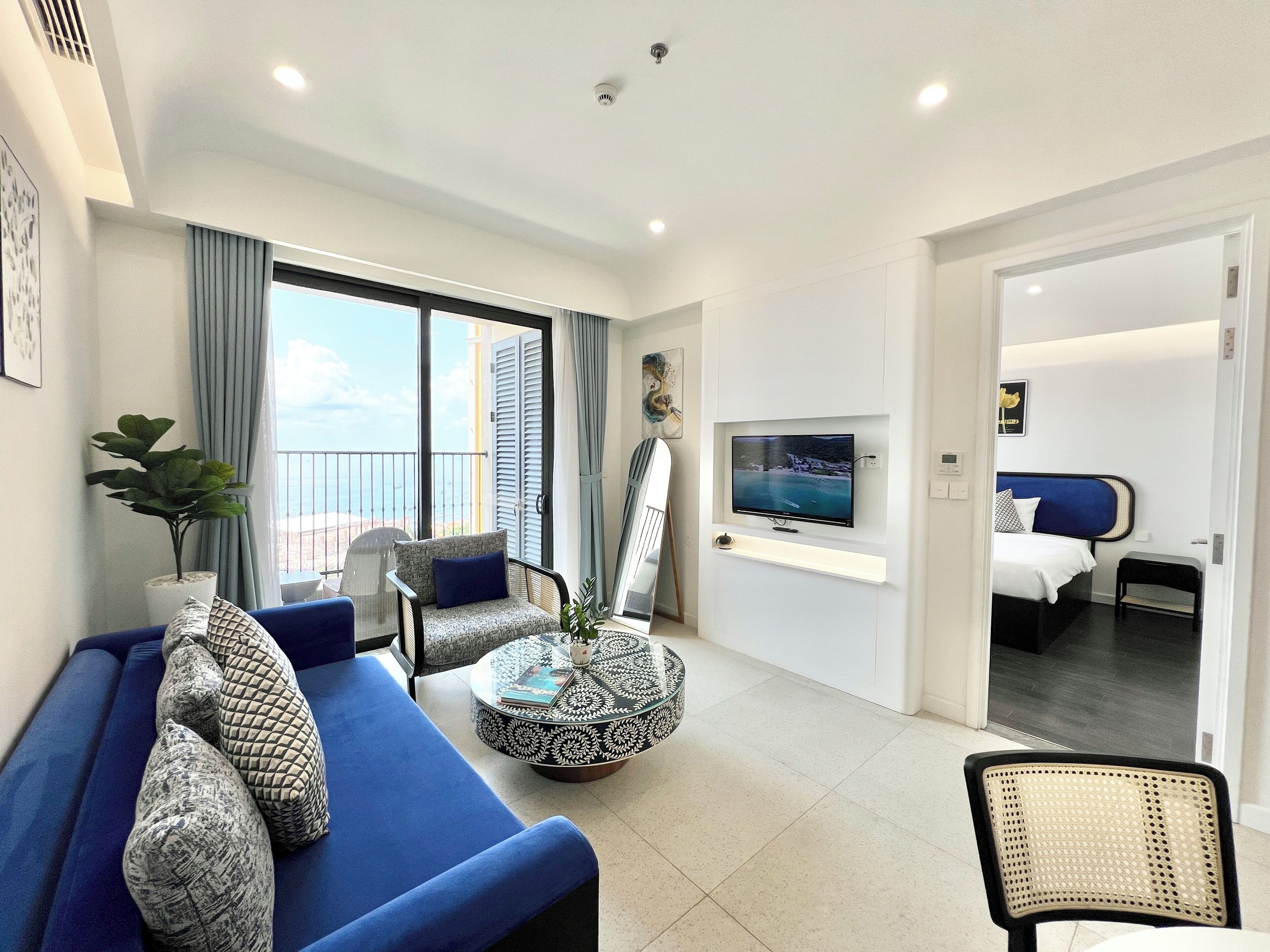 Departamento de lujo, vista al océano | Área de sala de estar | Smart TV de 43 pulgadas con canales digitales 