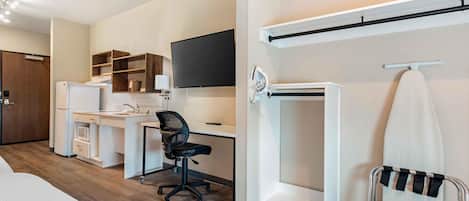 Luxe beddengoed, een laptopwerkplek, een strijkplank/strijkijzer