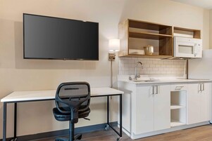 Premium Studio, 2 Queen Beds, Non Smoking, Refrigerator & Microwave