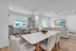 Dining - 🌴New Build☀Azul A3🐬Private Rooftop Deck🏖️Close to Beach🏠4 Story Townhouse (Madeira Beach)