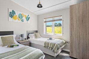 3 bedrooms, desk, iron/ironing board, Internet - A lodge that sleeps 6 guests  in 3 bedrooms (Roadford Lake)