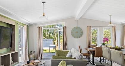 A lodge that sleeps 6 guests in 3 bedrooms