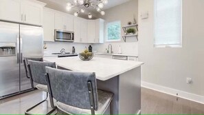 Microones, placa de cuina, rentaplats i cafetera i tetera 