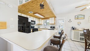 Een koelkast, een magnetron, een oven, een kookplaat