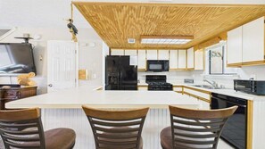 Een microgolfoven, een kookplaat, een vaatwasser