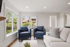 TV, offices - Serene, Cozy, Waterfront, 3 Mi to Downtown! (Harwich)