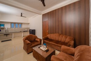 家庭公寓, 陽台 | 起居區 | 32-吋LED 液晶電視，提供有線頻道