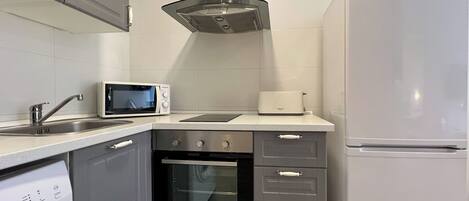 Apartamento conforto, 1 quarto (2 Bedrooms) | Cozinha privada | Cafeteira/chaleira, chaleira elétrica