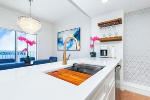 Mikroaaltouuni, astianpesukone, kahvin-/teenkeitin, leivänpaahdin