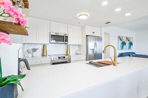 Mikrowelle, Geschirrspüler, Wasserkocher mit Kaffee-/Teezubehör, Toaster