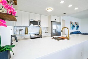 Mikroaaltouuni, astianpesukone, kahvin-/teenkeitin, leivänpaahdin