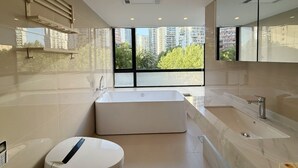 تجهيزات دش، مجففات شعر، مناشف، صابون