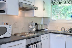 Refrigerador, microondas, horno y tetera eléctrica