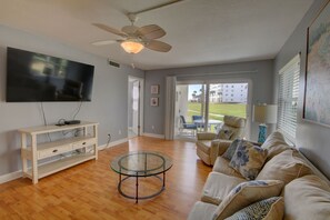 Condo, 2 phòng ngủ | Khu phòng khách