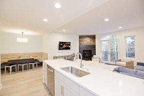 Condo, 4 habitaciones | Interior