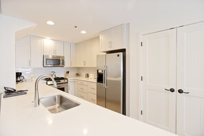 Condo, 4 quartos | Cozinha privada | Geladeira, fogão, cafeteira/chaleira
