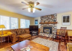 House, 4 Bedrooms | Living area - 838 Placer Avenue 4 Bedroom Home (South Lake Tahoe)