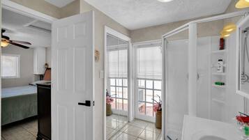 3 bedrooms, laptop workspace, iron/ironing board, free WiFi