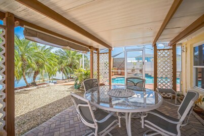 Waterfront Escape With Private Pool & Gulf Access三臥室住宅