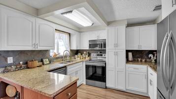 House, 3 Bedrooms | Private kitchen | Fridge, oven, coffee/tea maker, toaster