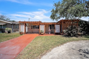 House, 3 Bedrooms | Exterior - Waterfront Escape With Private Pool & Gulf Access 3 Bedroom Home (Hudson)