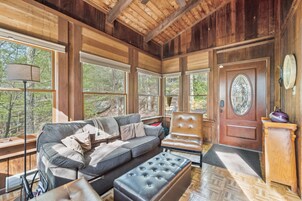 Chalet, 4 habitaciones | Zona de estar | Una Smart TV