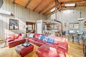 Living area - Charming Porter House In The Heart Of The Poconos 4 Bedroom Chalet (Bushkill)