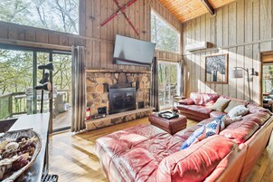 Chalet, 4 habitaciones | Zona de estar | Una Smart TV