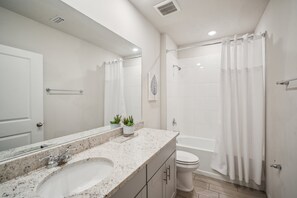 House, 4 Bedrooms | Bathroom | Towels, shampoo