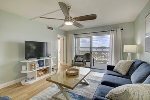 Condo, 2 quartos | Área de estar | Smart TV