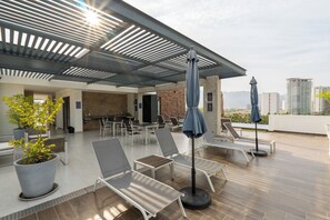 Outdoor dining - 3 Adults or 2 Adults + 2 Kids ,1 block from Ocean, A+ location (Puerto Vallarta)