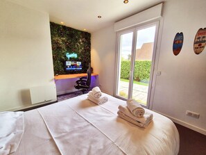 4 bedrooms, desk, iron/ironing board, free WiFi