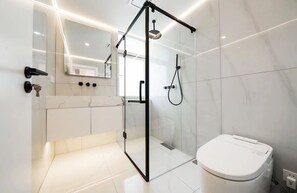 Dusche, Haartrockner, Handtücher, Seife