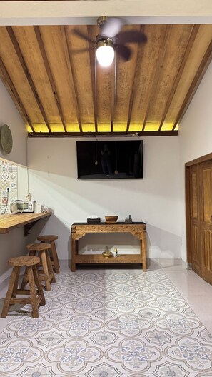 Hus – classic, 1 soverom, hageutsikt, hageområde | Oppholdsrom | Flatskjerm-TV