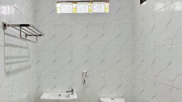Kamar Double Tradisional, 1 Tempat Tidur Queen, Bebas Asap Rokok, AC | Kamar mandi | Sandal, kloset, dan handuk