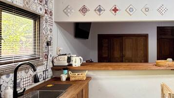 Classic House, 1 Bedroom, Garden View, Garden Area | Private kitchen | Electric kettle