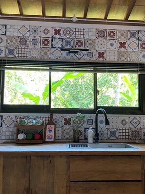 Klassiek huis, uitzicht op tuin | Privékeuken | Een waterkoker