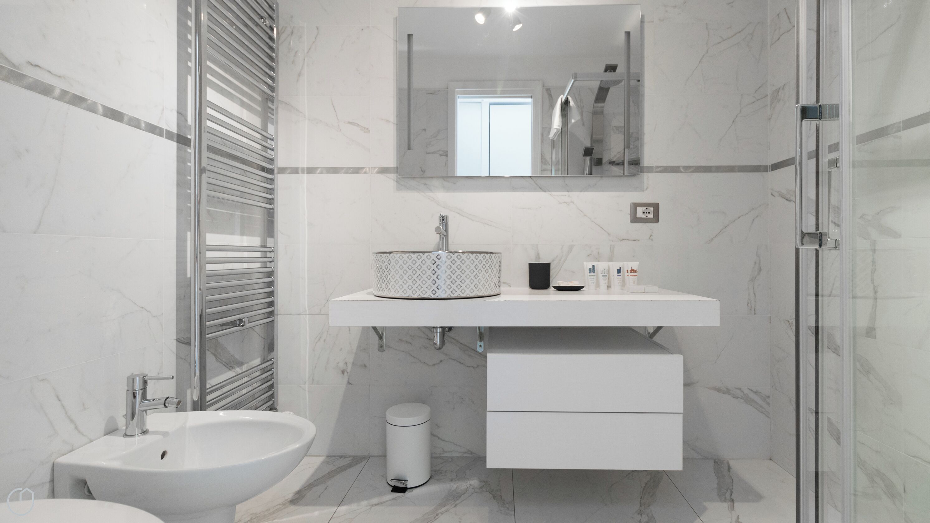 Huoneisto (1 Bedroom) | Kylpyhuone | Suihku, bidee, pyyhkeet