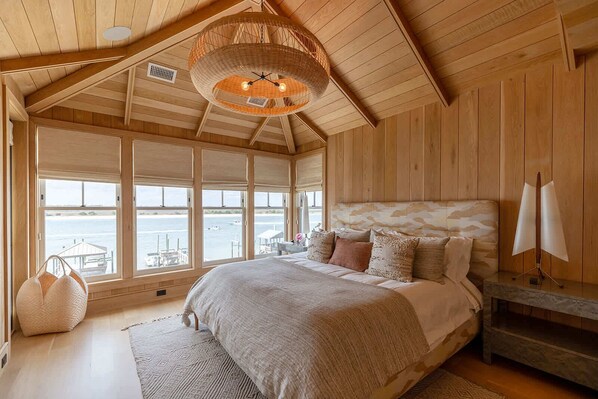 5 bedrooms, iron/ironing board, WiFi, bed sheets