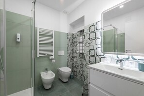 Douche, sèche-cheveux, bidet, serviettes fournies