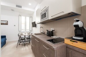 Mikroaaltouuni, uuni, liesi