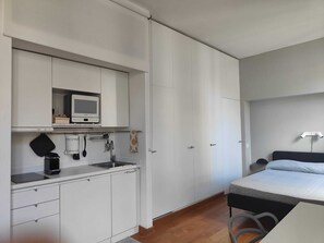 Kühlschrank, Mikrowelle, Herdplatte, Wasserkocher mit Kaffee-/Teezubehör